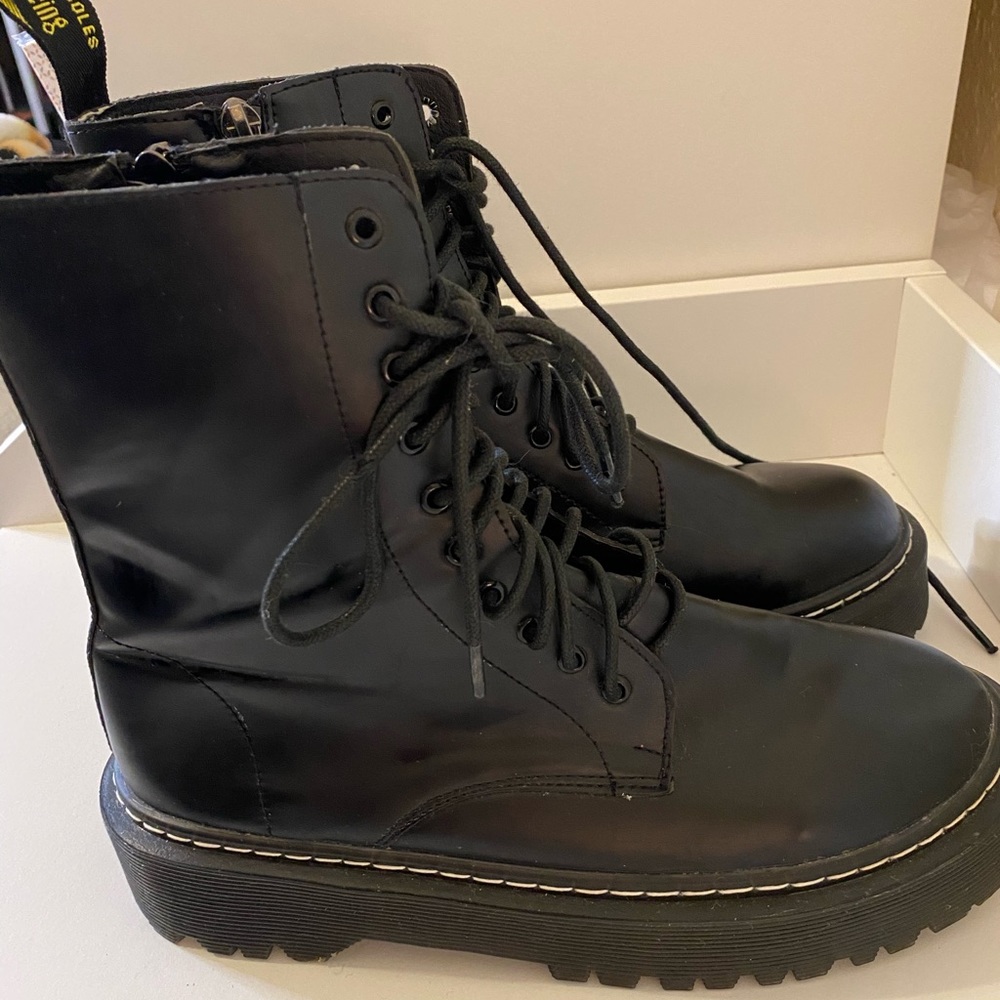 boots size 7 and a half color black